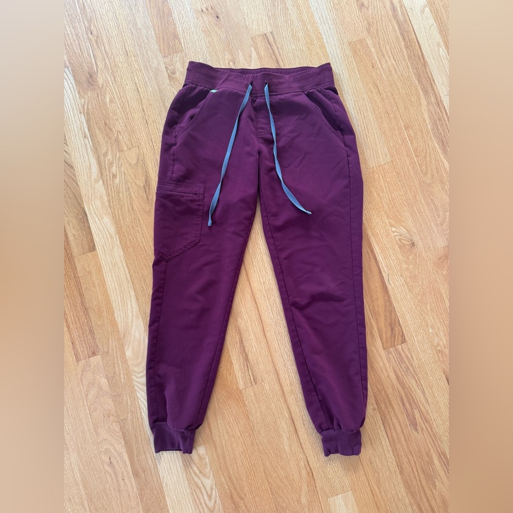 Figs Jogger scrub pants in burgundy